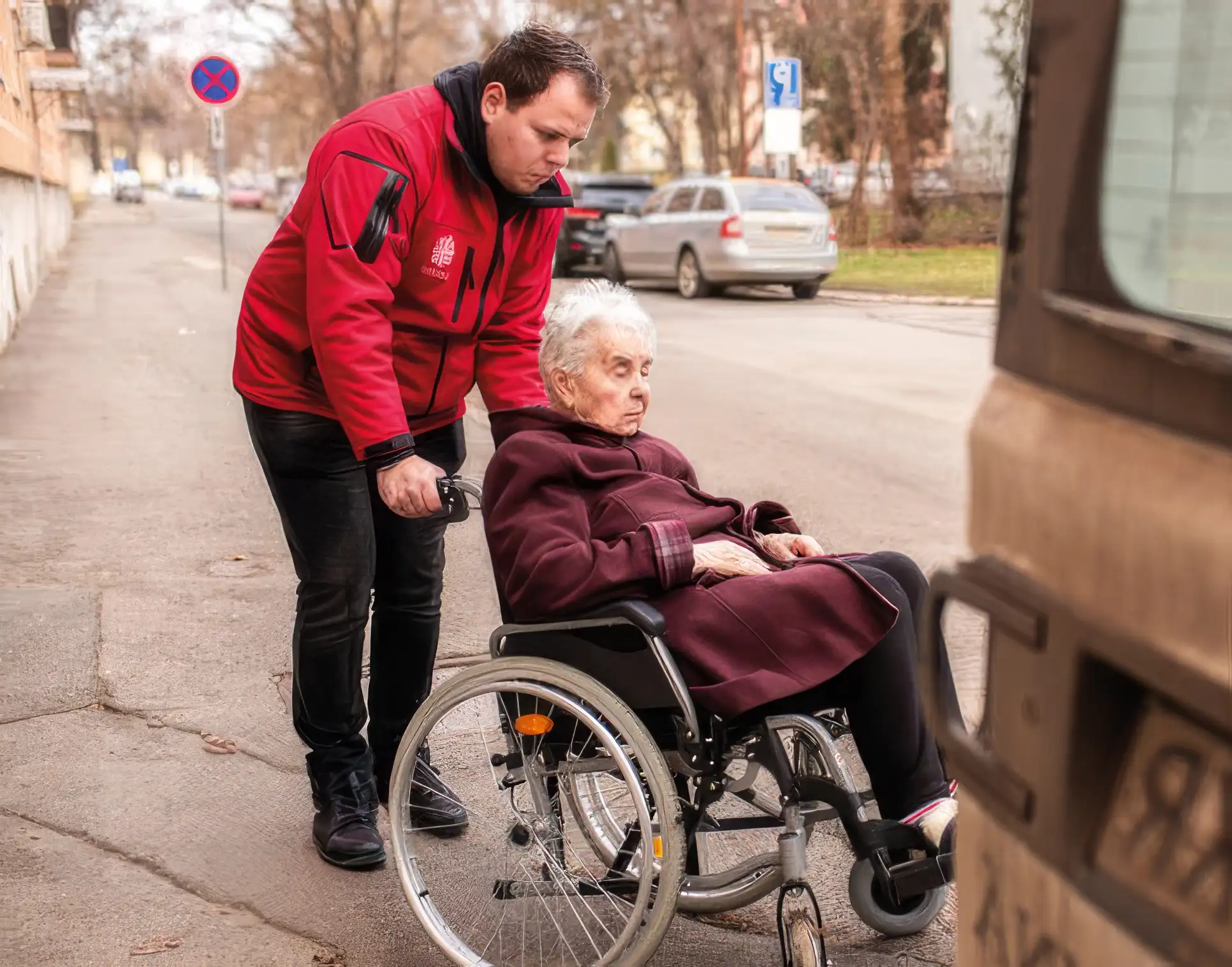Pracovník charity so seniorom na vozíku v uliciach Košíc