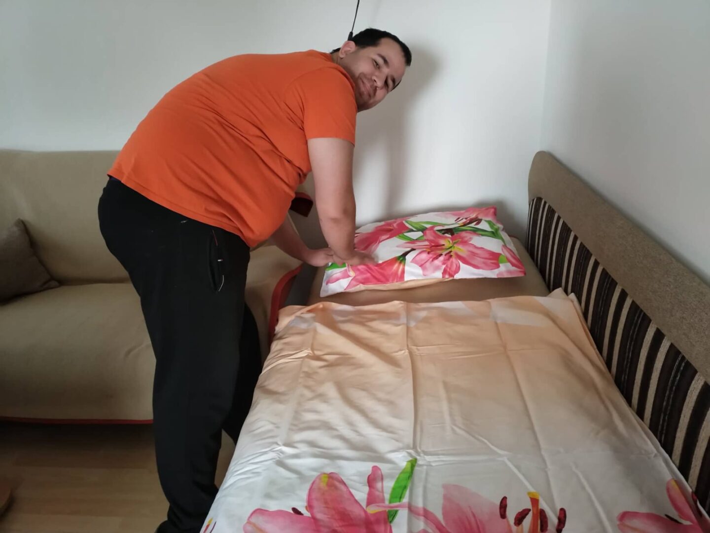 Prijímateľ si stelie posteľ novými obliečkami od darcu