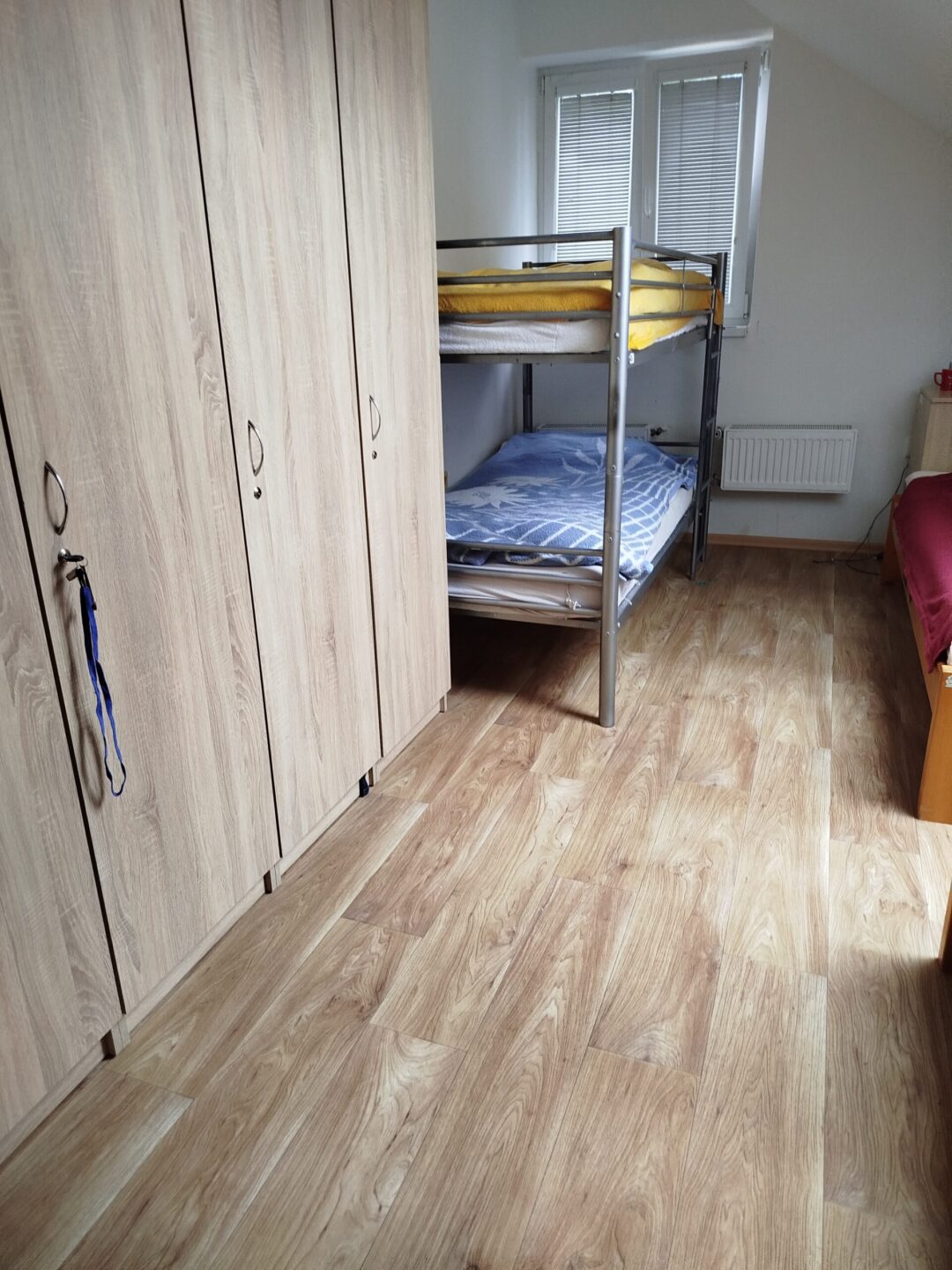 Izba s novými skriňami a poschodovou posteľou